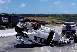 Condutor perde controle de carro e capota em rodovia no interior de Alagoas