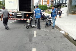 Bicicletas elétricas usadas em aluguel irregular são apreendidas na orla de Maceió