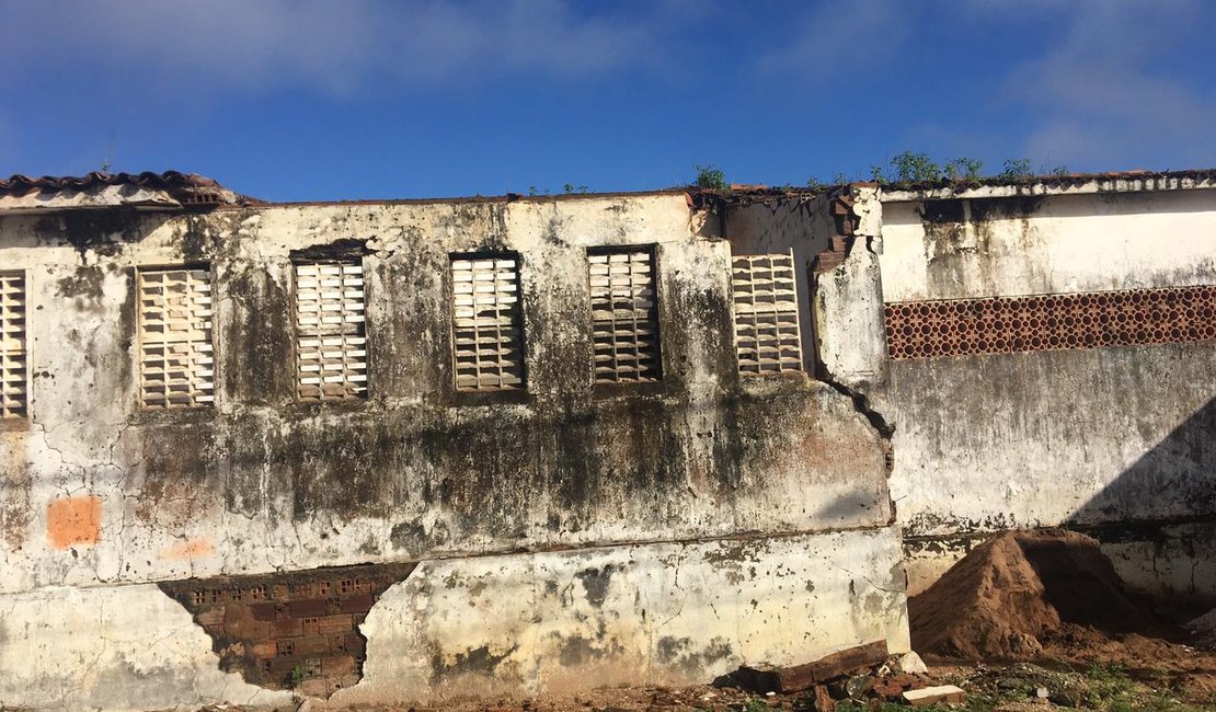 Parte do telhado de antiga sede da Delegacia de Olho d'Água Grande, AL, desaba na noite da segunda-feira (5)