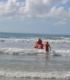 Turista de 71 anos é resgatado do mar após tentar nadar até as pedras, em Roteiro