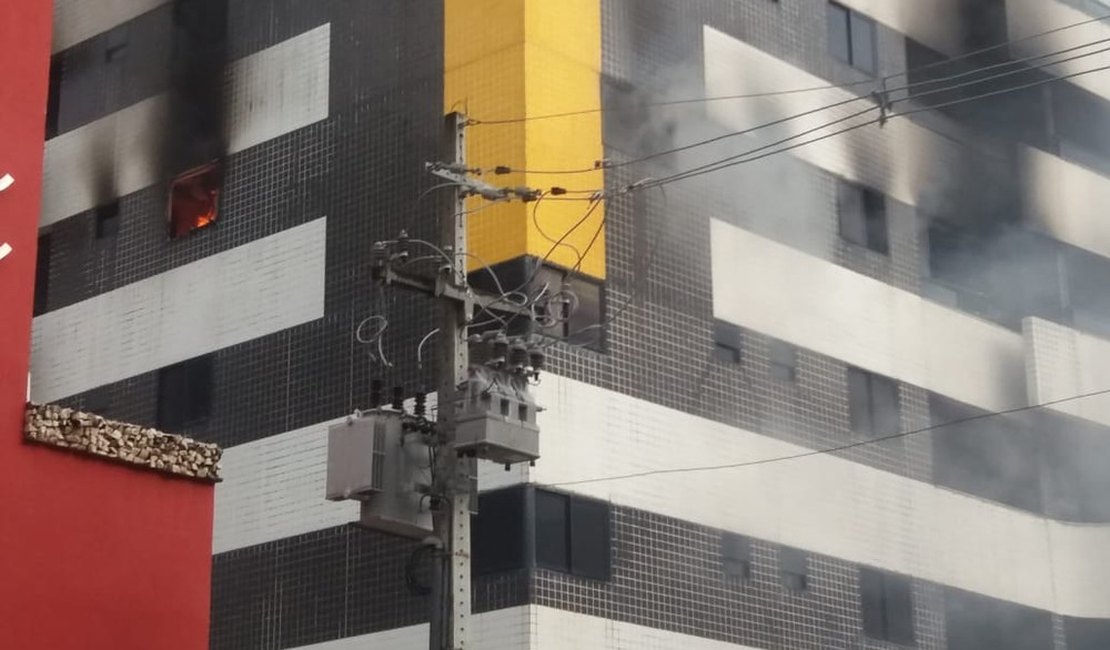 Incêndio destrói apartamento em Maceió; mulher está desaparecida