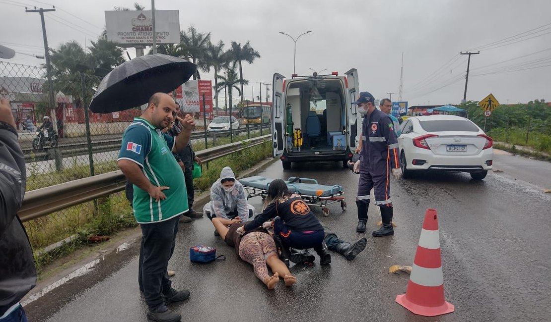 Casal sofre acidente de moto após desequilíbrio ao atingir 'tartaruga' na pista em Arapiraca