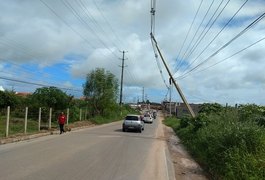 VÍDEO. Motorista passa mal, perde a direção e acaba colidindo contra poste, em Arapiraca