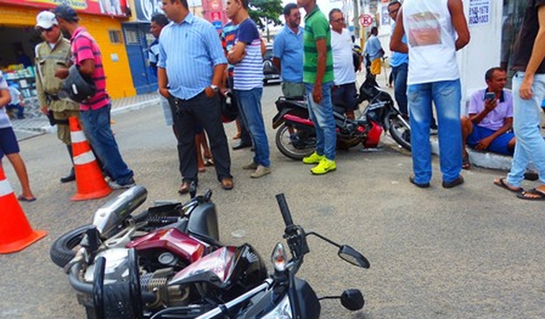 Colisão entre motocicletas deixa dois feridos no Centro de Arapiraca