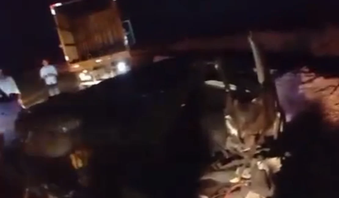 Jovem de 24 anos morre em colisão entre carro e caminhão, em Marechal Deodoro