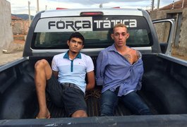 Jovens são detidos com arma de fogo e veículo roubado, em Arapiraca
