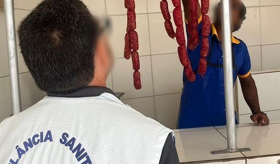 Cerca de 120 kg de linguiça clandestina são apreendidos em avícolas e açougues em Maceió