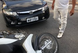 Vídeo. Condutor com sintomas de embriaguez colide em motocicleta, ameaça mulher e foge, em Arapiraca