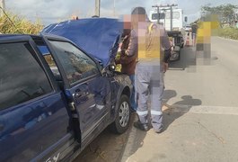 Motorista perde controle de Uno em quebra-molas e carro capota na AL-115, em Arapiraca