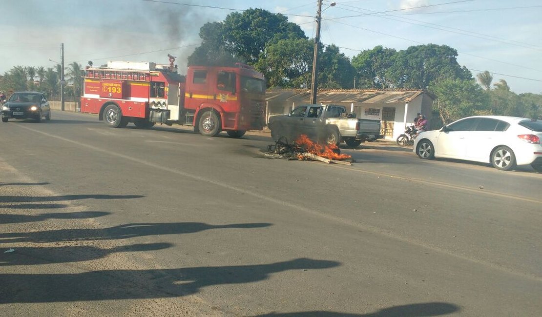 Homem surta e coloca fogo na própria moto na zona rural de Arapiraca