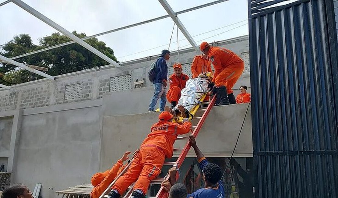 Trabalhador encosta em fiação e tem parte do corpo queimado na Bahia