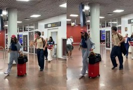 Shawn Mendes e Bruna Marquezine são flagrados desembarcando em Alagoas