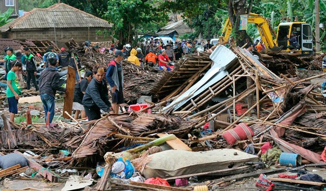 Tsunami deixa mais de 200 mortos e 800 feridos na Indonésia