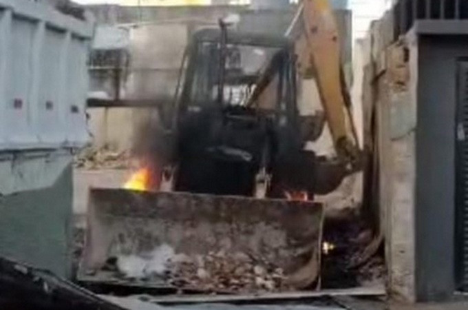 Incêndio atinge retroescavadeira em canteiro de obras em Maceió