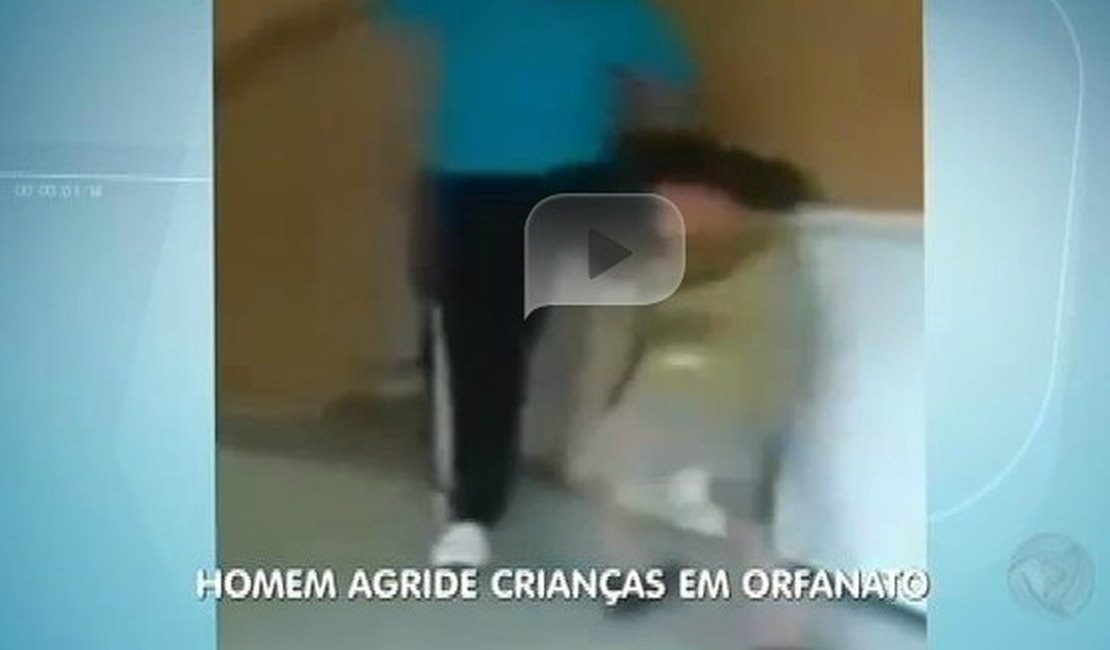 Gerente de orfanato é flagrado enquanto espancava crianças