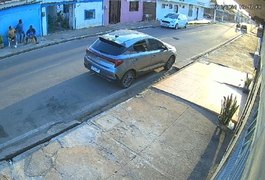 Motocicleta colide contra carro em cruzamento de via no bairro Brasília, em Arapiraca