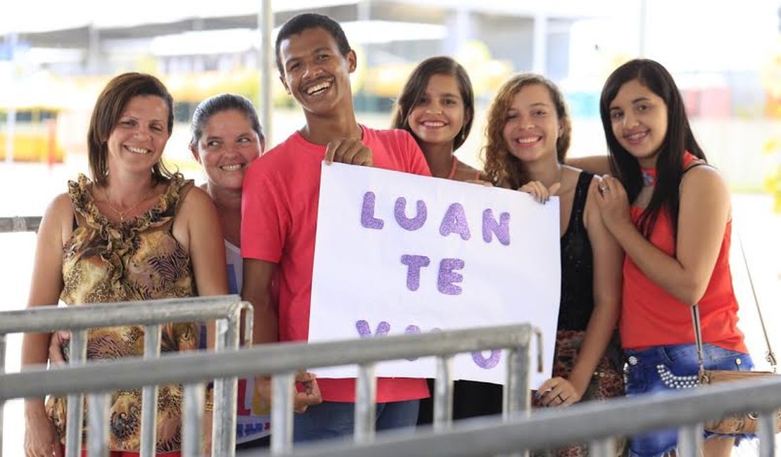 Horas antes do show, fãs já estão no local do evento à espera de Luan Santana