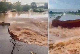 Quatro morrem após carro cair em vala e ser levado pela correnteza em Goiás