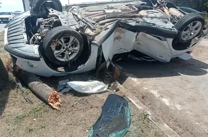 Carro capota na Avenida Assis Chateaubriand e provoca congestionamento em Maceió