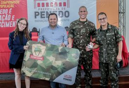 Prefeitura de Penedo entrega cartão do Programa Bolsa Atirador para jovens do Tiro de Guerra