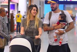 Ex-BBBs Aline e Fernando embarcam com o filho de 3 meses em aeroporto do Rio