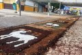 Jovens confeccionam tapete de pó de serra para celebração de Corpus Christi em Arapiraca