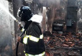 Bombeiros são acionados para apagar incêndio em residência na cidade de Maravilha