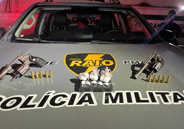 Companhia de Raio prende dois suspeitos flagrados com arma e drogas, em Fernão Velho e Satuba