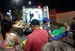 Mulher fica ferida em colisão envolvendo carro e moto, em Arapiraca; câmera de segurança flagrou acidente