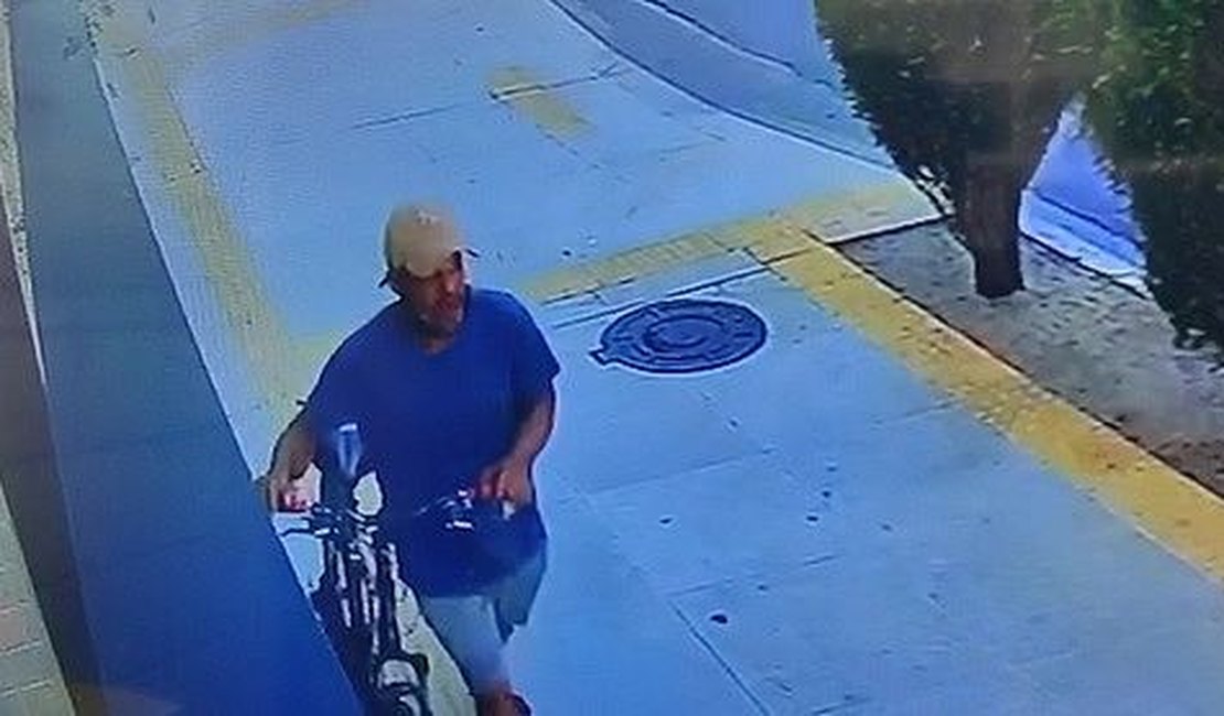 Vídeo: Homem invade edifício e furta bicicleta de morador em Maceió