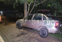 Homem morre baleado dentro de carro que atingiu poste na AL-115, em Arapiraca