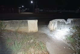 Quatro homens são flagrados destruindo mureta de proteção na BR-101, em Porto Real do Colégio