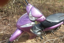 Populares encontram moto abandonada em matagal
