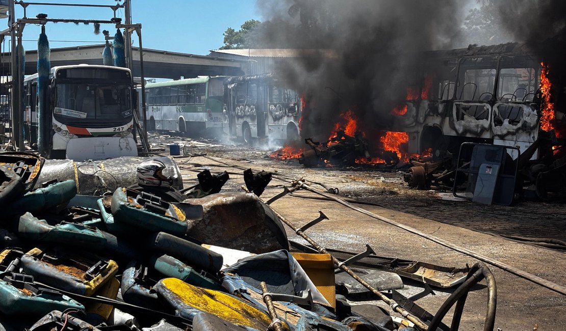 Incêndio em garagem da empresa Veleiro atinge nove ônibus em Maceió