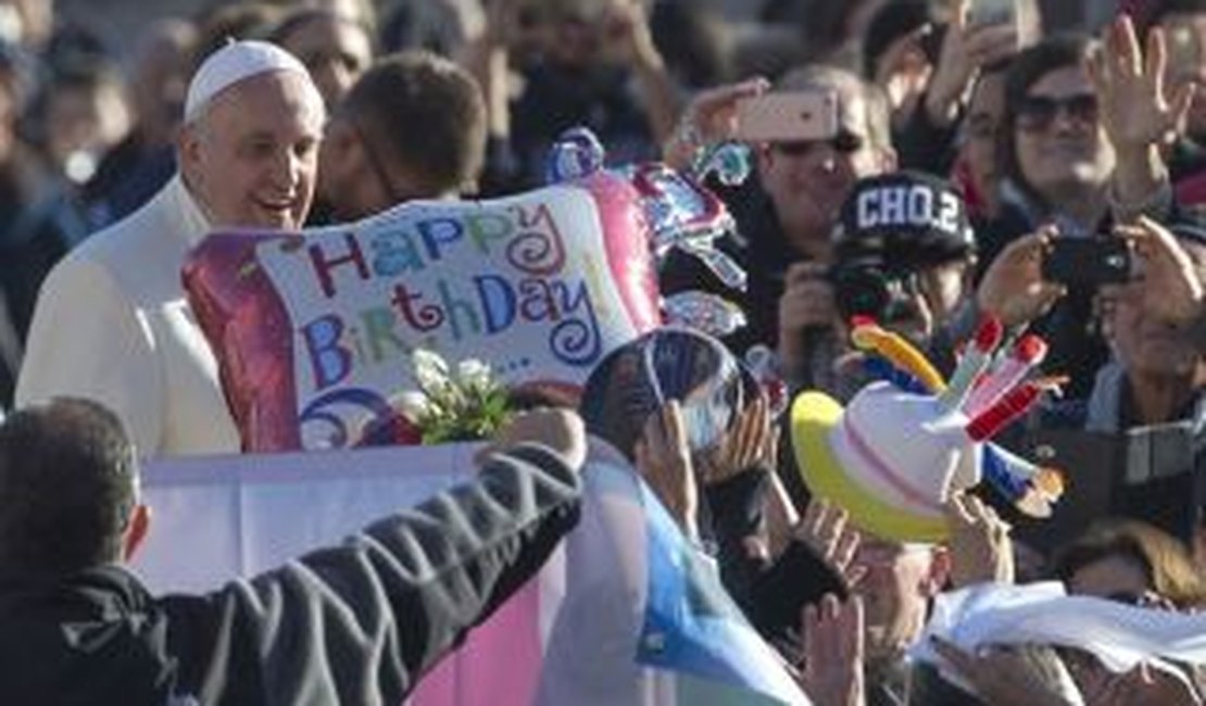 Papa Francisco comemora aniversário de 78 anos com tango, bolo e chimarrão