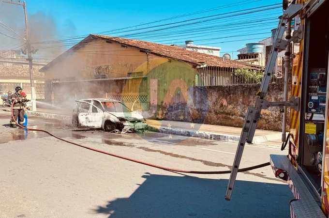 Motorista sai de casa para fazer exame médico e carro é destruído por incêndio, em Arapiraca