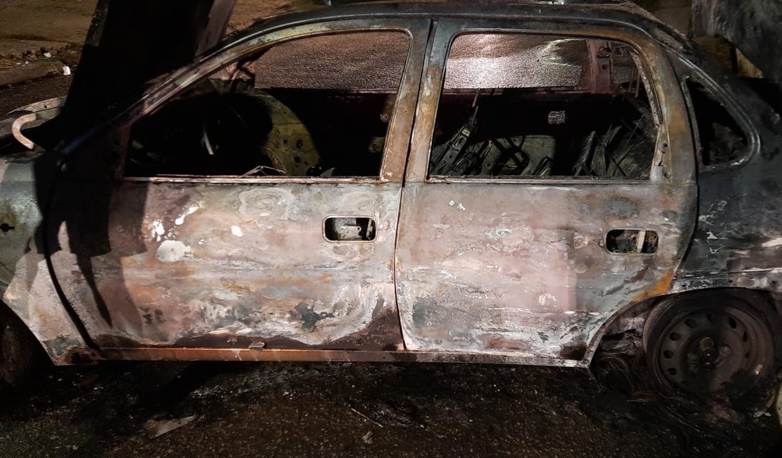 Carro fica completamente destruído após incêndio em Maceió
