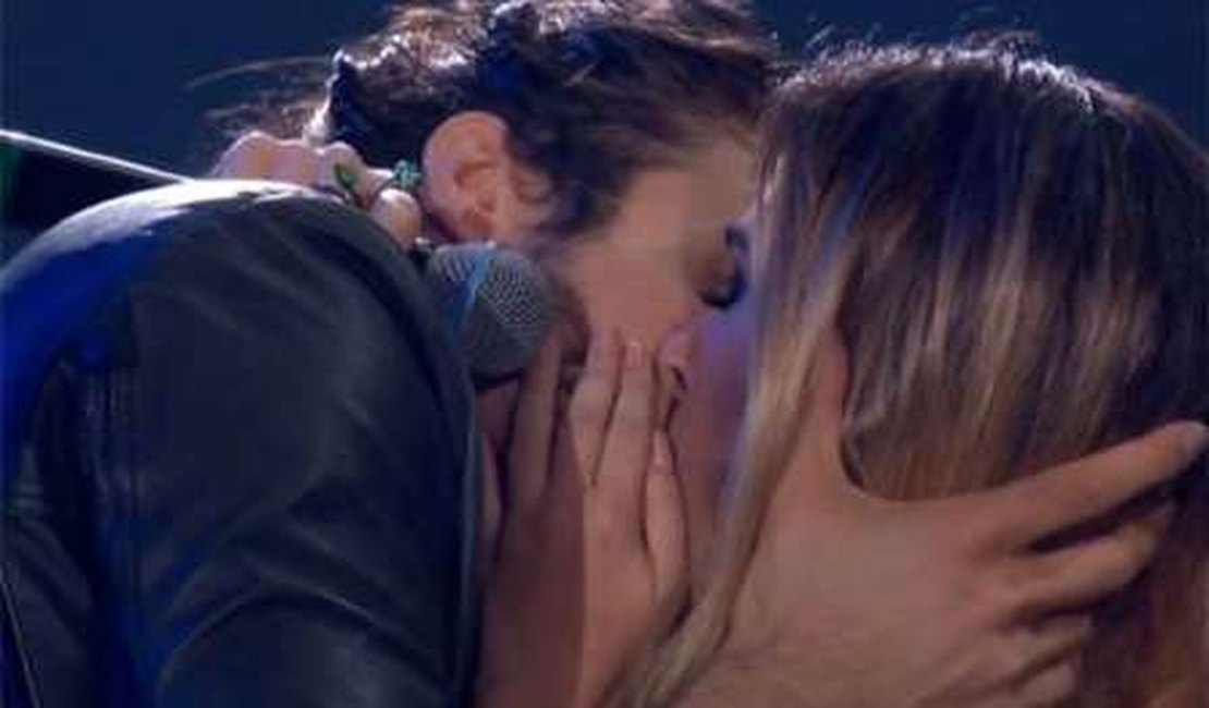 Tiago Iorc e Tatá Werneck dão beijão durante premiação do Multishow