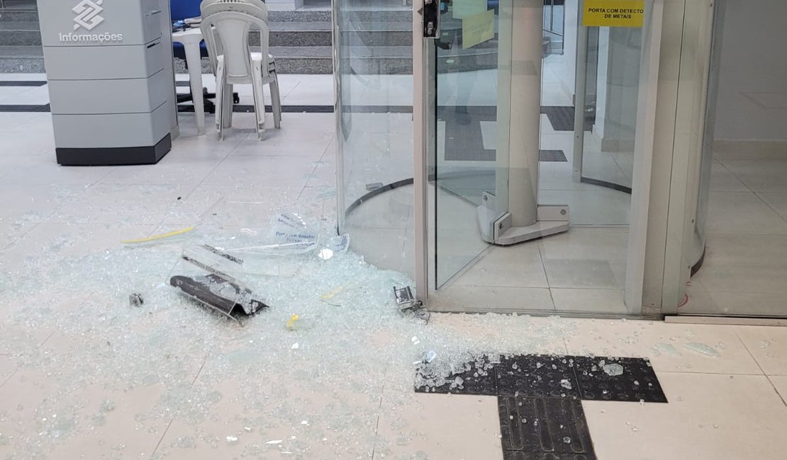 Homem invade agência do Banco do Brasil e quebra porta de vidro com extintor em Arapiraca