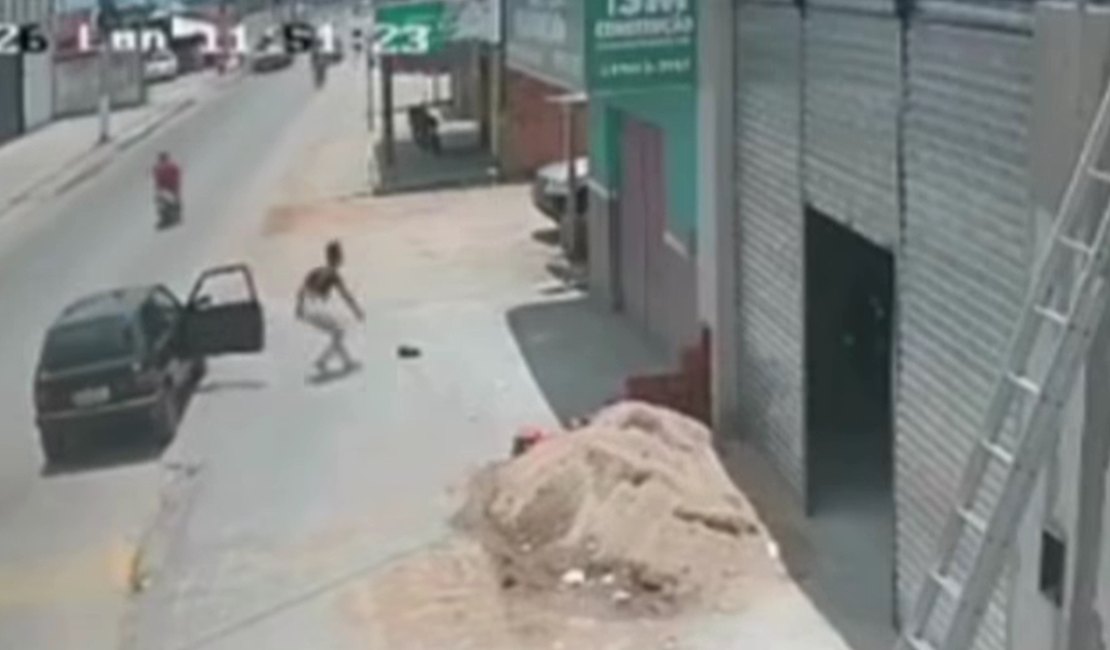 Câmeras flagram mulher pegando bolsa com R$ 14 mil caída na rua em Arapiraca