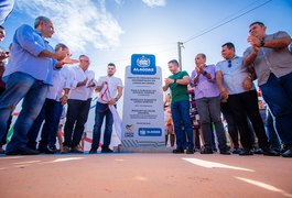 Em clima de festa, Paulo Dantas assina ordem de serviço e inaugura obras em Lagoa da Canoa