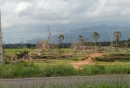 Criminosos destroem torre de transmissão e atacam concessionária em Fortaleza