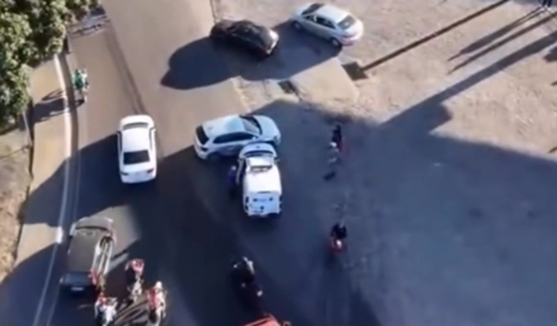 Colisão na rotatória do BPRv envolve carro e ambulância de Campo Alegre