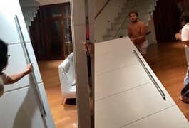 VÍDEO. Amigos derrubam porta da mansão de Luísa Sonza e viralizam na web