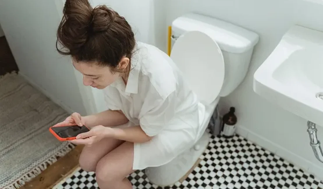 Pessoas não devem demorar mais do que 5 minutos fazendo cocô; entenda