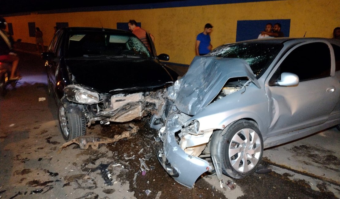 Motorista invade a contramão e atinge carro de filho de ex-candidato a vereador em Arapiraca