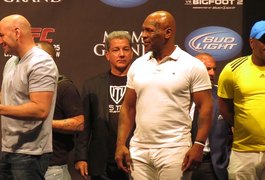 Mike Tyson rouba a cena de Pezão e Velásquez na pesagem do UFC 160