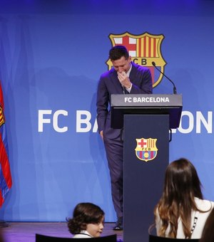 Emocionado, Lionel Messi se despede do Barcelona e confirma negociação com PSG