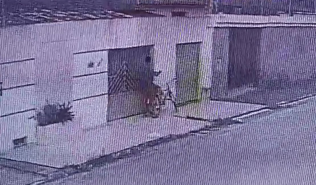 Homem invade residência e foge com notebooks e televisão no bairro São Luiz