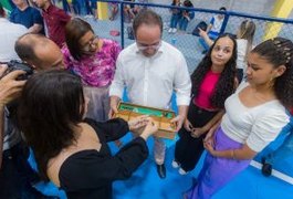Prefeito Luciano Barbosa conhece jogo pedagógico criado na rede municipal de ensino
